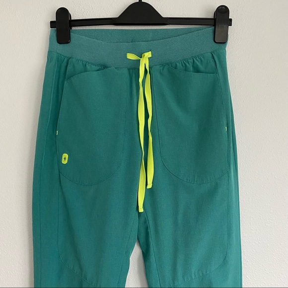 Figs Marine FIONe.a.c Callao-Jogger Scrub Pants & Lekei Four pocket Scrub Top - Picture 7 of 16